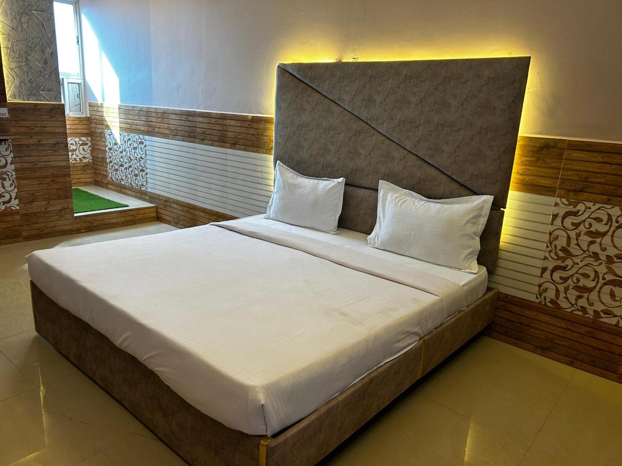 Hotels7Apple Mahoba Bagian luar foto